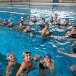 Tamer Mandalinci, yenilenen havuzda sporcu gençlerle antrenmanda