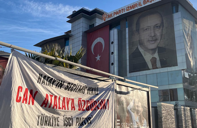 AKP binası önüne Can Atalay pankartı asıldı! ‘Hatay’ın seçilmiş vekili’