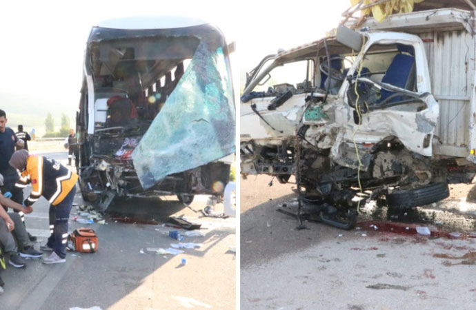 Afyonkarahisar’da yolcu otobüsüyle kamyonet çarpıştı! Üçü ağır 17 yaralı