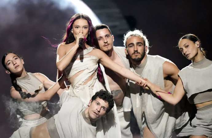 Eurovision’da İsrail krizi: Şarkıcı ‘Özgür Filistin’ sloganlarıyla bastırıldı