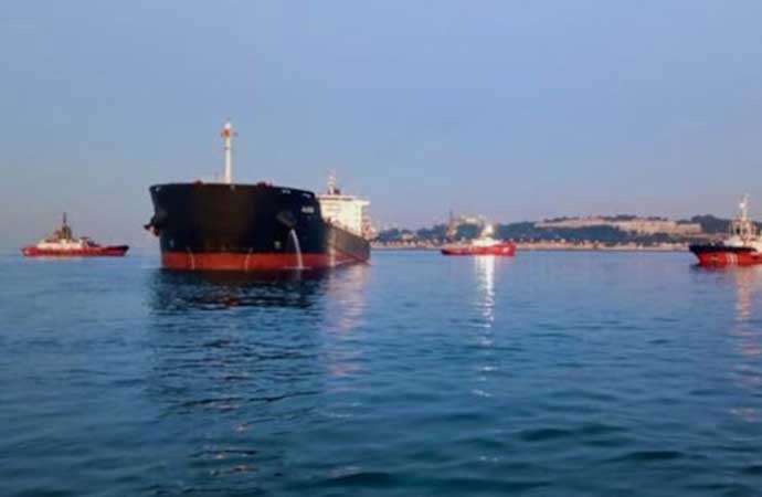 Haydarpaşa’da gemi karaya oturdu, İstanbul Boğazı çift yönlü kapatıldı