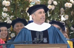 Komedyen Seinfeld üniversite mezuniyet töreninde protesto edildi