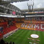 Galatasaray’dan Fenerbahçe’ye ‘Hababam Sınıfı’ göndermeli koreografi