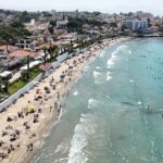 Kuşadası’ndaki halk plajlarında şezlong ve şemsiyelerin ücretsiz olması tatilciler tarafından memnuniyetle karşılandı