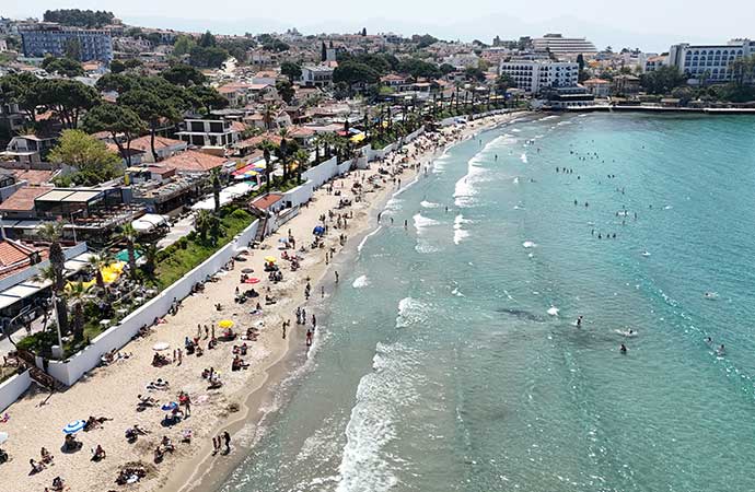 Kuşadası’ndaki halk plajlarında şezlong ve şemsiyelerin ücretsiz olması tatilciler tarafından memnuniyetle karşılandı