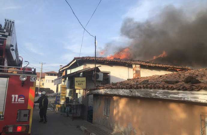 Manisa’da yangın! Bitişik bir iş yeri ve iki ev hasar gördü