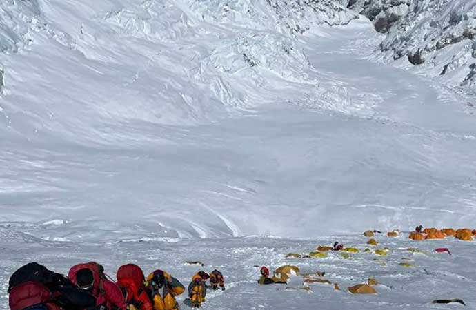Oksijen desteği olmadan Everest’e çıkmaya çalışan dağcı ölü bulundu