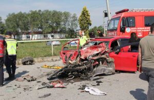 Sakarya’da hafriyat kamyonu ile otomobil çarpıştı: 2 ölü