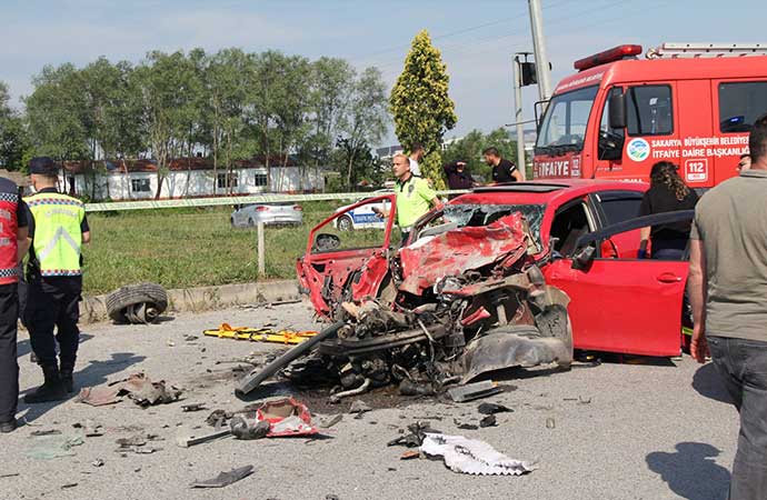 Sakarya’da hafriyat kamyonu ile otomobil çarpıştı: 2 ölü