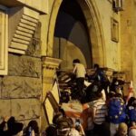 Gürcistan’da binler sokağa döküldü! Parlamento binasını kuşattılar