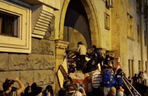 Gürcistan’da binler sokağa döküldü! Parlamento binasını kuşattılar