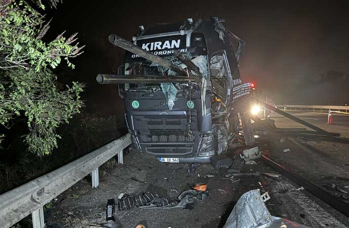 Anadolu Otoyolu’nda tır demir yığınına döndü: 2 ölü