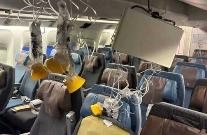 Türbülansa giren uçakta bulunan yolcular anlattı: Herkes tavana fırladı