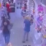 Bijuteride çıkan iki kadının silahlı kavgasında olayla ilgisi olmayan müşteri yaralandı
