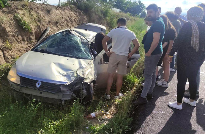Sınav yolunda kaza! Araç devrildi, 4 kişi yaralandı