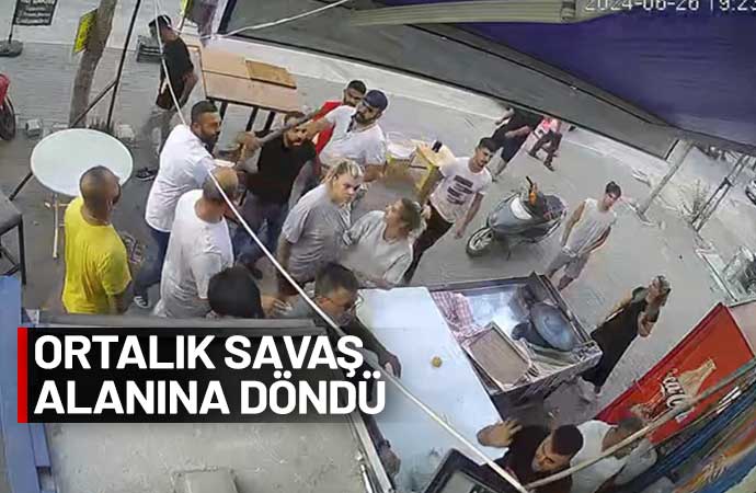 Adana’da bir araya gelen 15 kişilik grup, yakınlarının boşanmasına neden olduğunu öne sürdükleri Seda Y.'ye (33) ait yöresel yiyeceklerin satıldığı dükkanına taş ve sandalye ile saldırdı.