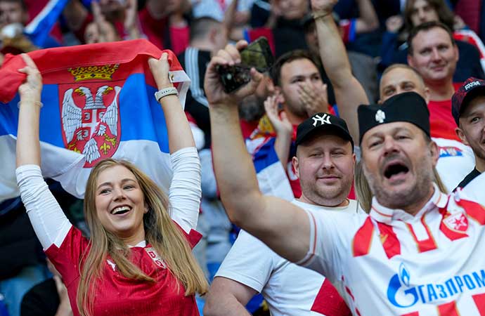 EURO 2024'de dün akşam oynanan Sırbistan-İngiltere maçı sırasında Sırp tribünlerindeki tezahüatlar ve bayraklar nedeniyle Kosova, UEFA'ya şikayette bulundu.