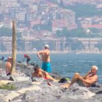 İstanbul’dan yaz manzaraları… Sıcaktan bunalan soluğu sahilde aldı