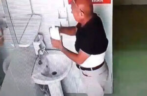 Cami tuvaletinden sabunluk çaldı, lüks aracına binip uzaklaştı