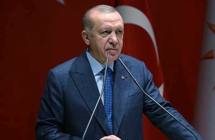 AKP'li Cumhurbaşkanı Recep Tayyip Erdoğan, enflasyon ile ilgili yaptığı açıklamada 'faiz' vurgusu yaptı. Erdoğan, "Şu anda işi sıkı tutuyoruz. Ama bütün mesele yine geliyor, faiz olayına dayanıyor. İnşallah faizde atacağımız adımlarla enflasyonu son çeyrekte çok daha olumlu bir konuma taşımış olacağız" dedi. 