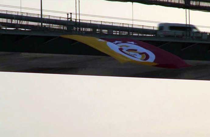 Şampiyon Galatasaray’ın bayrağı iki köprüye asıldı