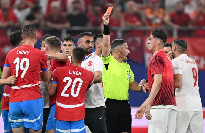 Türkiye, EURO 2024 F Grubu son maçında Çekya'yı 2-1 mağlup ederek son 16 turuna yükseldi. Karşılaşmanın hakemi maçta verdiği kararlarla tepki toplarken, Çek basını da Rumen hakeme ateş püskürdü.  