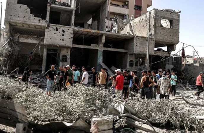 İsrail Gazze’de üç evi bombaladı! Biri bebek 14 kişi hayatını kaybetti