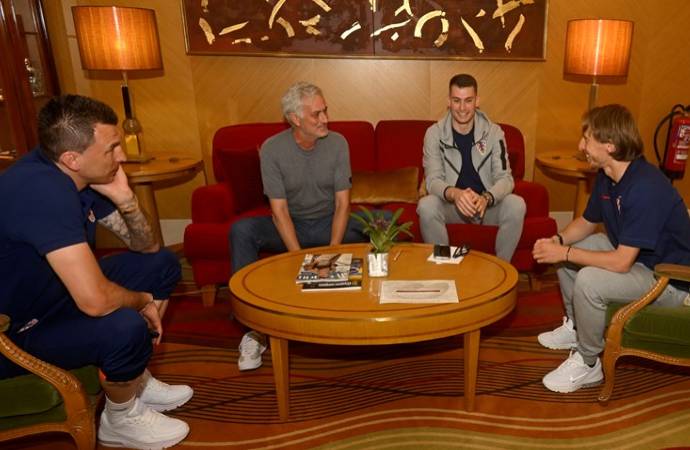 Jose Mourinho’dan dikkat çeken ziyaret: Modric ve Livakovic’le sohbet etti