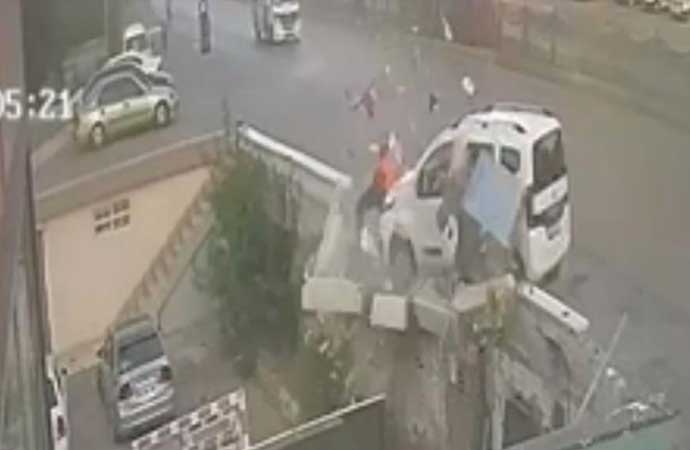 Mersin'de hafif ticari araç, yol kenarında yürüyen genç kıza çarpıp köprüden aşağı düşürdü. Kazada 1 kişi yaralandı.