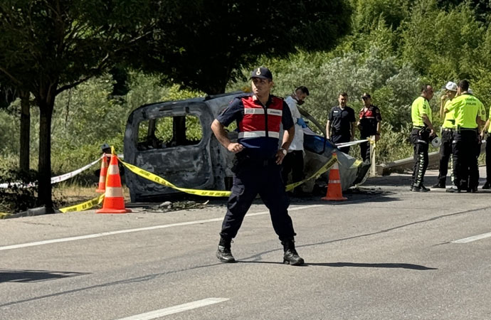Sağlık personellerini taşıyan araç kaza sonrası alev aldı! 3 ölü