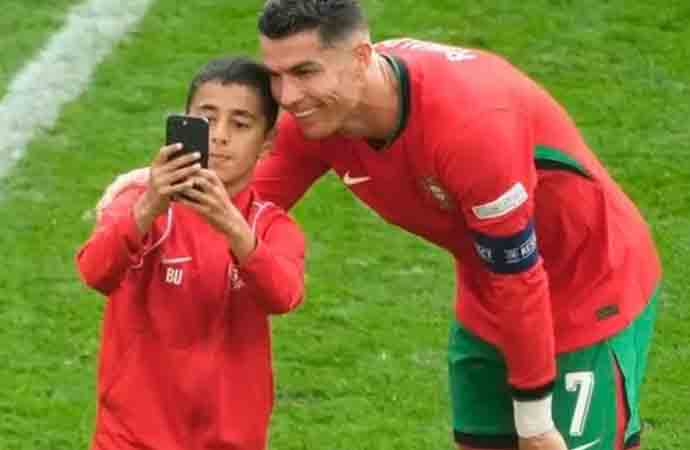 Ronaldo ile fotoğraf çekilen Türk çocuk 10 numaraymış!