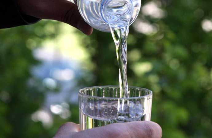 Yaz mevsiminde bunlara dikkat! Soğuk su içmek zararlı mıdır, vücuda etkileri nelerdir?