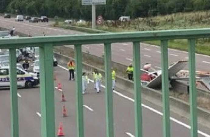 Fransa’da korkutan kaza! Küçük uçak otoyola düştü: 3 ölü