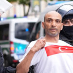 Caddeler kırmızı beyaza boyandı! Almanya’da Türk taraftarlara gözaltı