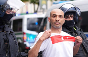 Caddeler kırmızı beyaza boyandı! Almanya’da Türk taraftarlara gözaltı