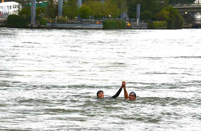 Olimpiyatlara ev sahipliği yapan Fransa’da Spor Bakanı Sen Nehri’nde yüzdü