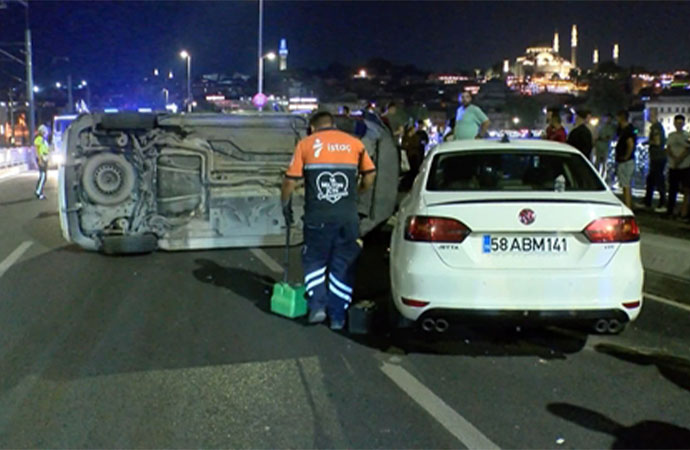 Galata Köprüsü’nde hafif ticari araç devrildi: 2 yaralı