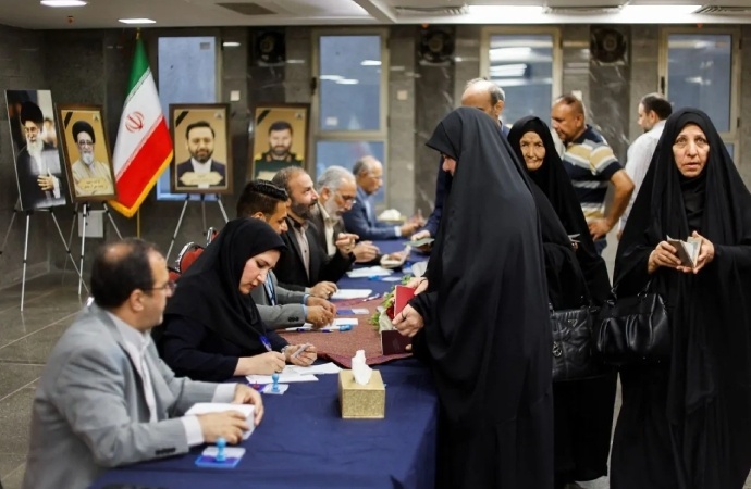 İran’da cumhurbaşkanı ikinci tur seçimi yarın! Hangi adaylar yarışacak?