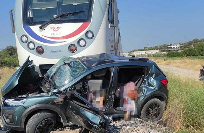 İzmir Menemen'de hemzemin geçitte yolcu treninin çarptığı otomobilde bulunan aynı aileden üç kişi hayatını kaybetti.