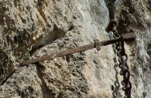 Kayaya saplı bin 300 yıllık ‘efsanevi kılıç’ kayboldu! Soruşturma başlatıldı