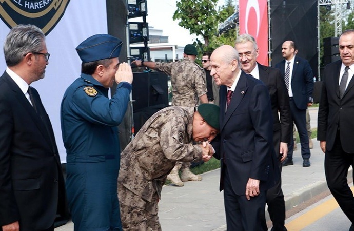 Devletin polisine bak! Emniyet Özel Harekat Başkanı üniforma ile Bahçeli’nin elini öptü rükuya eğildi