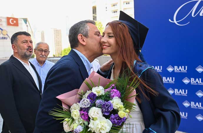 Özgür Özel, kızının mezuniyet törenine katıldı