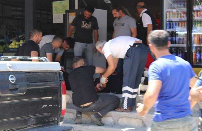 Malatya'da görevli bir polis memuru, kiracısı olduğu öğrenilen akrabalarıyla tartıştı. Tartışmanın büyümesi üzerine tabancasını ateşleyen polis 5 kişiyi yaraladı. Yaralılardan 3'ünün durumunun ağır olduğu öğrenildi.