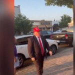Trump’a benzeyen adam suikast girişiminin ardından sokaklarda! Kulağındaki bant dikkat çekti