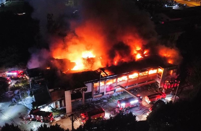 Sakarya'da bulunan kozmetik fabrikasında yangın çıktı. Kısa sürede büyüyen yangın şehrin bir çok noktasından görülüyor.