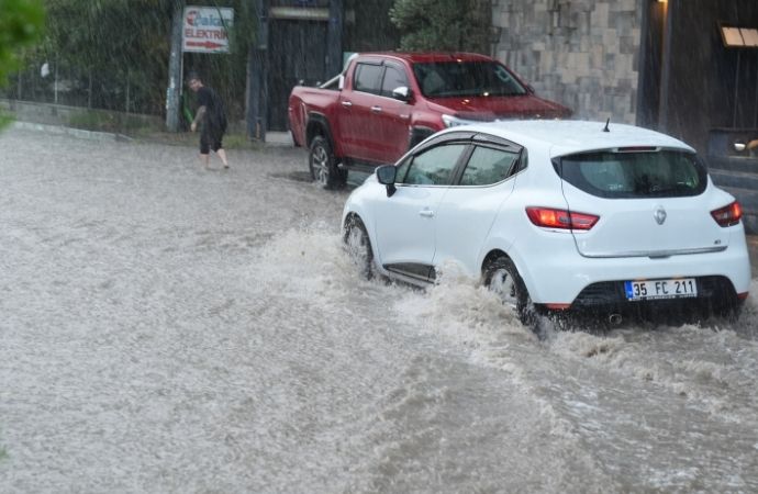 İzmir'de etkili olan sağanak yağış hayatı olumsuz etkiledi. Araçlar göle dönen sokaklarda ilerlemekte zorlandı. Vapur seferleri yarım saat durduruldu. İzmir Banliyö Taşımacılığı Sistemi'nde (İZBAN) Şemikler-Turan hattı üzerine devrilen ağaç nedeniyle seferler aksadı.