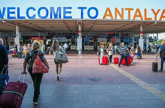 Ulaştırma ve Altyapı Bakanı Abdulkadir Uraloğlu, dün Antalya Havalimanı'nında rekor kırıldığını açıkladı. Uraloğlu, "Bir günde havalimanımızı 203 bin 304 dış hat yolcusu, 19 bin 913 iç hat yolcusu olmak üzere toplam 223 bin 217 yolcu kullandı" dedi.