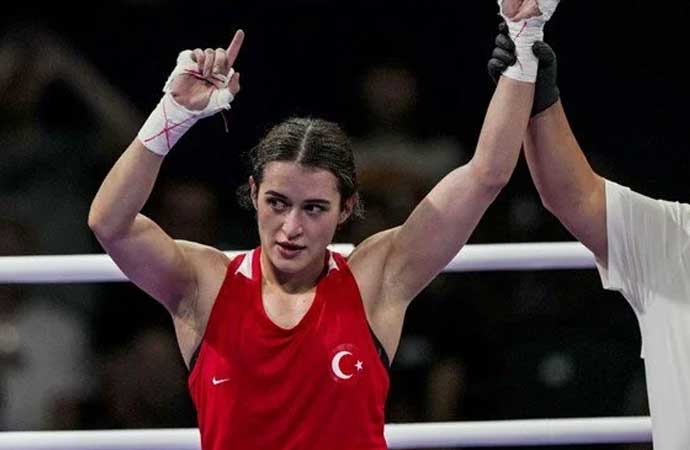 Milli boksör Esra Yıldız Kahraman çeyrek finalde