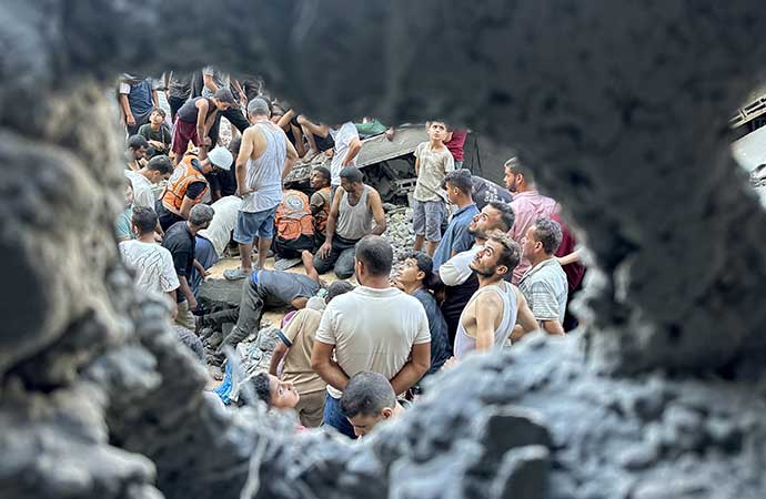 İsrail Gazze’de okula sığınanlara bomba yağdırdı: En az 100 Filistinli hayatını kaybetti