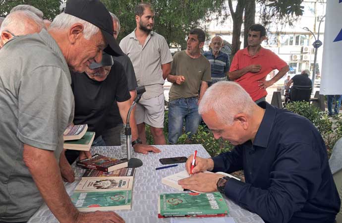 TELE1 Genel Yayın Yönetmeni Merdan Yanardağ, Hopa Kültür Sanat Evi ve Hopa Belediyesi'nin iş birliğiyle düzenlenen '2. Kazım Koyuncu Kültür, Sanat ve Çocuk Şenliği’ne katıldı. Burada gerçekleştirilen söyleşide konuşan Merdan Yanardağ, "AKP, 12 Eylül'ün çocuğudur, Amerikancı ve Siyonistlerin desteğiyle kurulmuş bir partidir ve o yüzden ticareti İsrail’le zor kestiler...Türkiye’nin bir yıl içerisinde erken seçime götürülmesi düşüncesindeyim. Bu iktidardan kurtulmanın tek yolu budur" dedi.